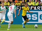 Thorgan Hazard z Dortmundu (vpravo) u balonu bhem zápasu proti Augsburgu....