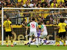 Hrái Augsburgu stílejí gól v zápase proti Dortmundu.