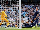 Sergio Agüero z Manchesteru City (uprosted) dává gól v zápase proti Tottenhamu.
