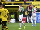 Marek Suchý z Augsburgu smutní po prohe s Dortmundem.