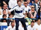 Trenér Chelsea Frank Lampard udílí pokyny svým svencm v utkání s Leicesterem.