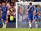 Fotbalisté Chelsea smutní po inkasovaném gólu v utkání proti Leicesteru.