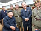 Severokorejský vdce Kim ong-un sleduje test raket krátkého doletu. (10. srpna...