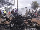 Místní odklízejí trosky po výbuchu cisterny v Tanzanii. (10. srpna 2019)