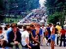 Auta stála vude, cesty na legendární festival Woodstock byly ped 50 lety...