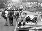 Auta stála vude, cesty na legendární festival Woodstock byly ped 50 lety...