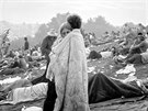 Milenci na nejvtím hudebním festivalu ve Woodstocku se stali ikonou. Snímek...