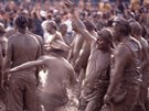Festival Woodstock byl poznamenán letními boukami, které promnily areál v...