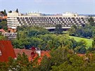 Budova hotelu z ulice Nad Hradním vodojemem na praské Oechovce. (21. srpna...