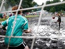 PINAVÁ HRA. Hráky se úastní fotbalového zápasu v bahn u vesnice Dombrovka v...
