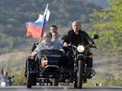 Ruský prezident Vladimir Putin a krymský premiér Sergej Aksjonov (vlevo) bhem...