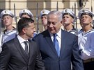 Ukrajinský prezident Volodymyr Zelenskyj (vlevo) v Kyjev pivítal izraelského...