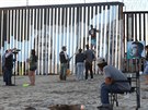 Jiní stranu hraniní zdi mezi USA a Mexikem zdobí portréty nkolika lidí,...