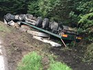 Vozidlo sjelo ze silnice do p��kopu a p�evr�tilo se na st�echu (19. srpna 2019)