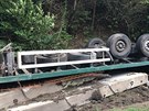 Vozidlo sjelo ze silnice do pkopu a pevrtilo se na stechu (19. srpna 2019)