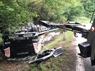 Vozidlo sjelo ze silnice do p��kopu a p�evr�tilo se na st�echu (19. srpna 2019)