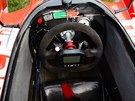 Do kokpitu vodn� formule t��dy F500 se pilot sotva vleze.