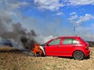 Ve Vtkovicch na Opavsku hoelo auto, plameny se rozily na strnit...