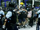 Protivládní demonstranti na letiti v Hongkongu, policisté zasahovali pepovým...