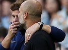 Mauricio Pochettino, trenér Tottenhamu Hotspur (vpravo) drí kolem ramen Pepa...