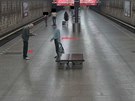 Pražští policisté hledají muže, který 2. srpna okradl v metru seniora o mobilní...