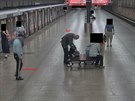 Pratí policisté hledají mue, který 2. srpna okradl v metru seniora o mobilní...