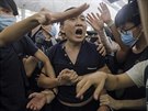 Zadrení údajného tajeného policisty mezi demonstranty v Hongkongu (13. srpna...