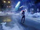 Pouití slzného plynu pi nepokojích v Hongkongu (14. 8. 2019)