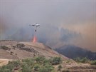 Vrtulník se snaí uhasit poár, který zuí na Gran Canarii. (11. srpna 2019)