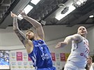 eský basketbalista Vojtch Hruban v souboji s   Damianem Kuligem z Polska.