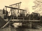 Historick fotografie zachycujc stavbu ocelovho phradovho mostu v Petrov...