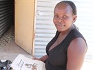 Snmek zachycujc namibijskou eku s knihou Kocour v botch, kterou si...