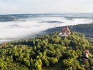 Úastníkm balonové fiesty startujícím od hradu Bouzova na Olomoucku se i letos...