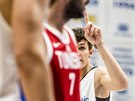 eský basketbalista Vít Krejí ídí hru v zápase s Tuniskem.