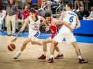 eský basketbalista Vít Krejí (vlevo) tí v zápase s Tuniskem z clony Pavla...