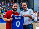 Písniká Poká (vlevo) sloil pro eské basketbalisty ped MS v ín song,...