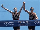 Britské triatlonistky Georgia Taylorová Brownová (vlevo) a Jessica Learmonthová...