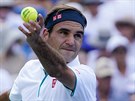 Roger Federer servíruje na turnaji v Cincinnati.