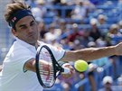 Roger Federer returnuje na turnaji v Cincinnati.