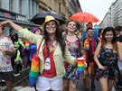 Zmoklí, ale veselí úastník prvodu Prague Pride (10. srpna 2019).