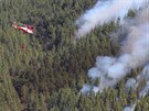 V akci je nyní pes dvacet hasicích vrtulník hasících lesy kolem Ardenary....