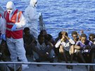 Italská pobení strá evakuuje migranty z lod panlské organizace Open Arms....