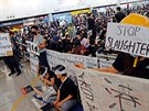 V Hongkongu pokraují demonstrace. Protestující obsadili letit a chtjí ho...