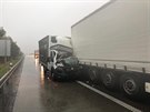 Na dálnici D1 smrem na Prahu ped Velkým Meziíím se srazilo nákladní auto s...