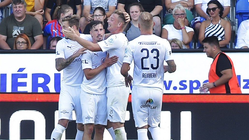 Hráči Slovácka se radují z gólu, který vstřelili v utkání proti Plzni.