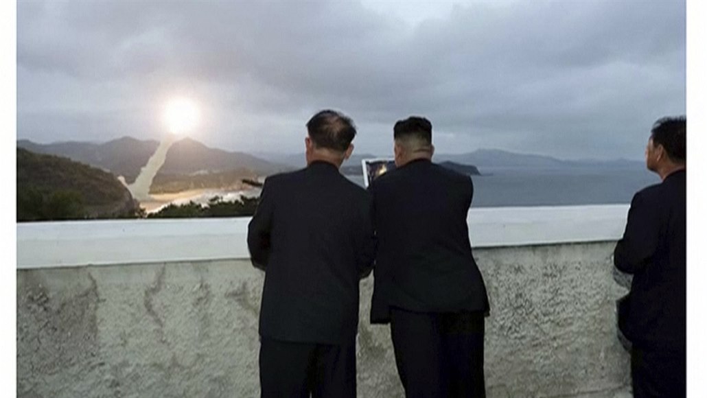 Severokorejský vůdce Kim Čong-un sleduje test nespecifikované zbraňového...