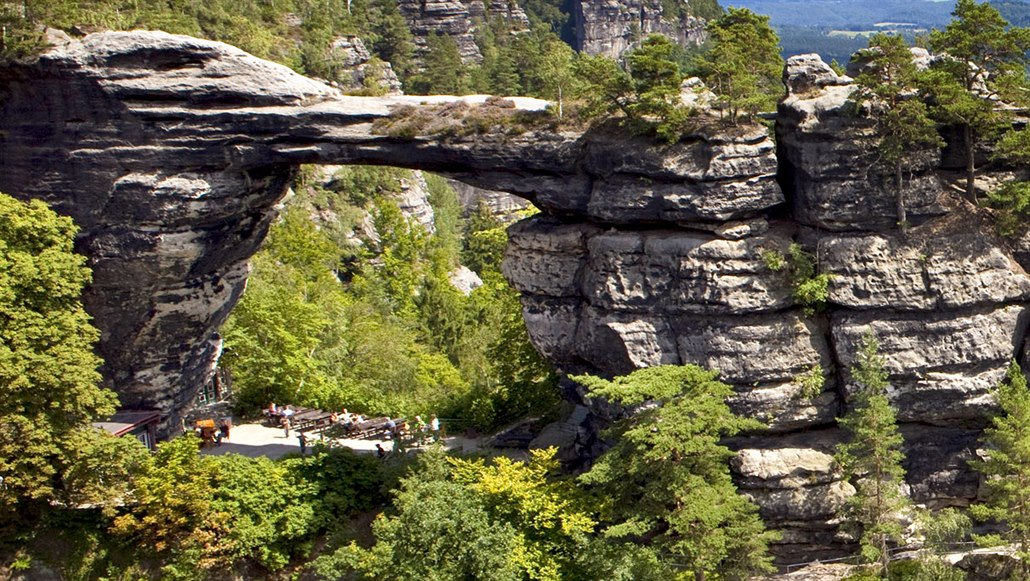 Pravčická brána je největší přirozený skalní útvar v Evropě. Je považována za...