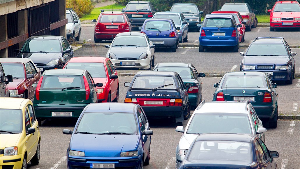 Auta Čechů od roku 1989. Je jich víc, ale stále jsou průměrně čtrnáctiletá