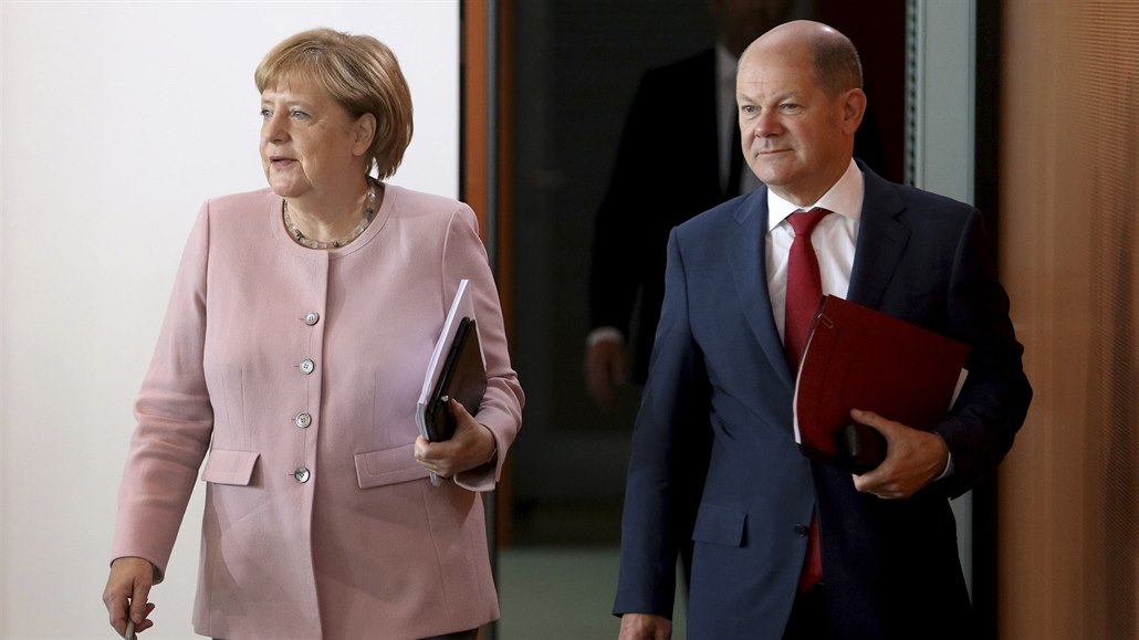 Kancléřka Angela Merkelová se spolkovým ministrem financí Olafem Scholzem (16....