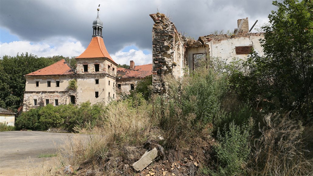 Zámek Miro�ovice vlastní spolek Kampanila. Poda�ilo se mu získat jednu dotaci na opravu st�echy v�e, na víc u� nem�l. Nedávno se propadla �ást hlavní st�echy. Díky spolupráci s obcí se te� rýsuje nová �ance.